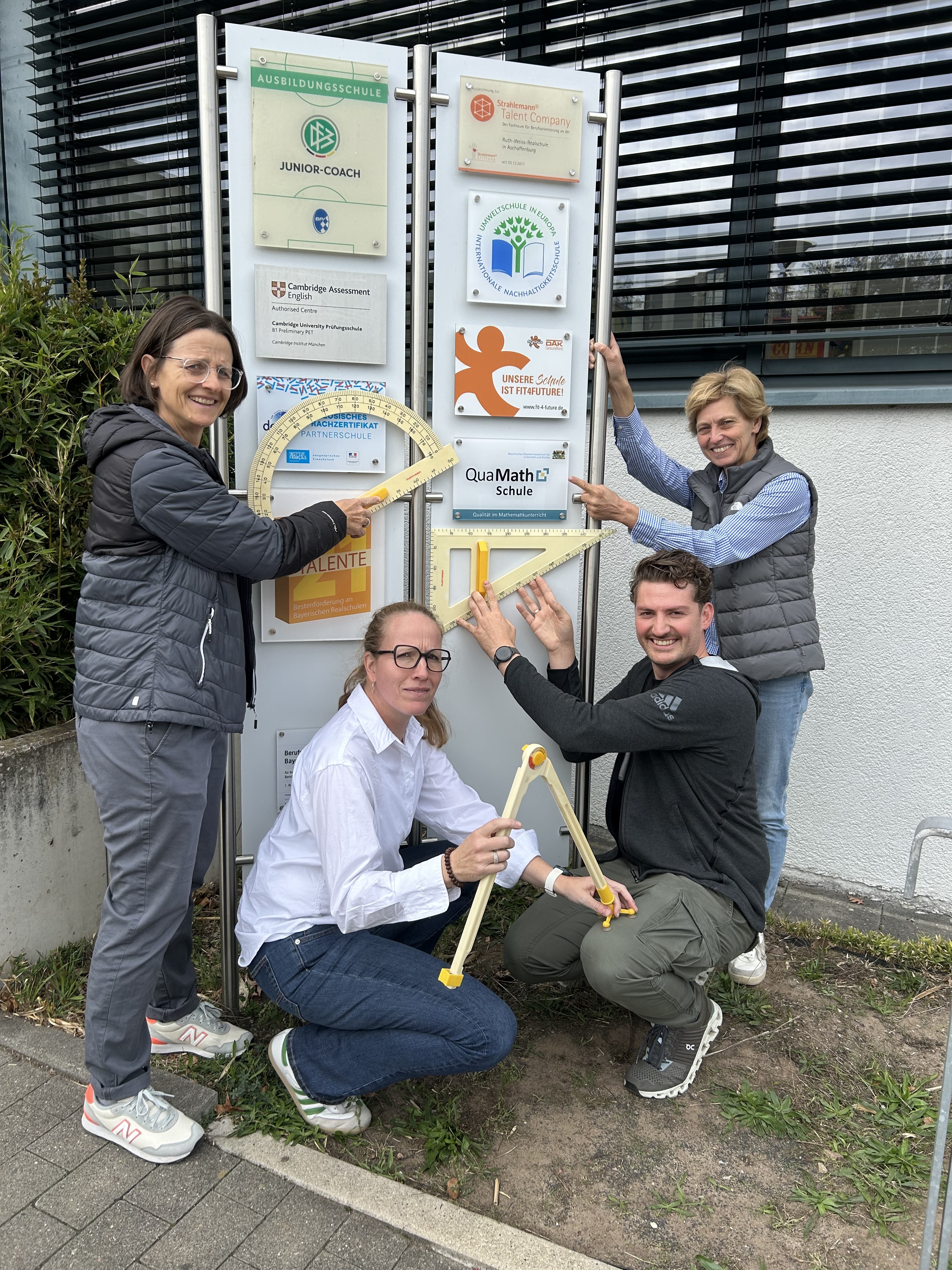 von links nach rechts: QuaMath-Team der Schule: C. Richter, S. Krieger, C. Wißerner mit Schulleiterin S. Finnegan Image